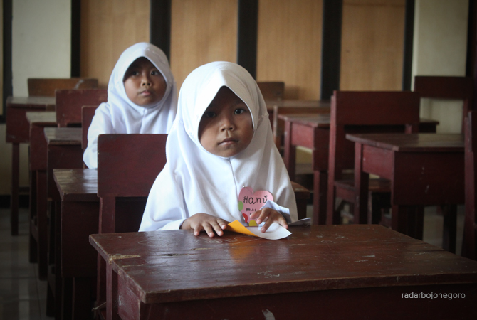 MINIM: Siswa baru di SDN Klangon 1 Bojonegoro. SDN ini hanya mendapat tiga siswa baru. (IRVAN RAMADHAN/RDR.BJN)