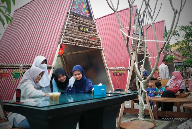 RAMAI: Anak-anak muda bersantai di salah satu restoran di Jalan Veteran. Pajak restoran sebesar 10 persen, daya beli tetap ramai. (M. NURCHOLIS/RDR.BJN)