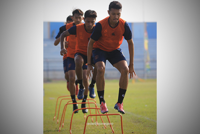 GENJOT PERSIAPAN: Persela mengagendakan tiga laga uji coba, sebagai uji kesiapan tim menghadapi kompetisi Liga 2. (ANJAR DWI PRADIPTA/RDR.LMG)