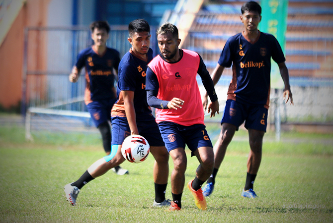 TERUS GELAR LATIHAN: Zulham Zamrun ketika dibayangi rekannya pada latihan di Stadion Surajaya Lamongan. (ANJAR DWI P/RDR.LMG)