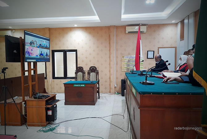 DARING: Sidang secara virtual. Tim JPU menuntut Gunari pidana  penjara 12,5 tahun. (BHAGAS DANI PURWOKO/RDR.BJN)