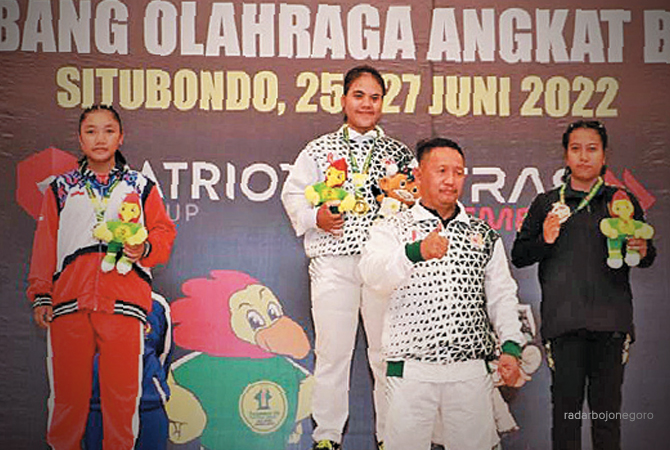 Emas angkat besi Porprov Jatim (Istimewa For RDR.BJN)