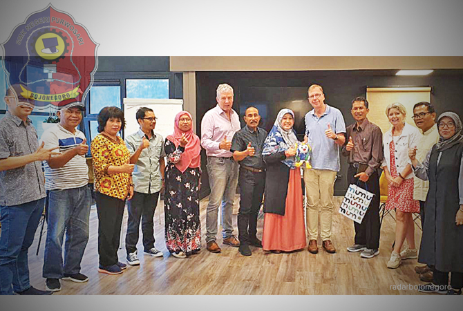 MEMBANGGAKAN: Kepala SMKN 1 Purwosari ketika berkunjung ke Belanda. Kunjungan tersebut membuka peluang kerja sama dengan sekolah kejuruan dan perusahaan di Negeri Kincir Angin. (Istimewa For RDR.BJN)