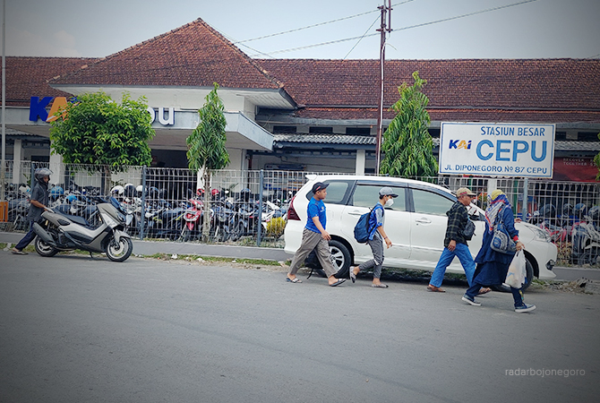 PUSAT TRANSPORTASI: Aktivitas Stasiun Cepu, cukup ramai. Tidak hanya warga Cepu, Blora, penumpang juga dari wilayah barat Bojonegoro. (Lukman Hakim/RDR.BLORA)