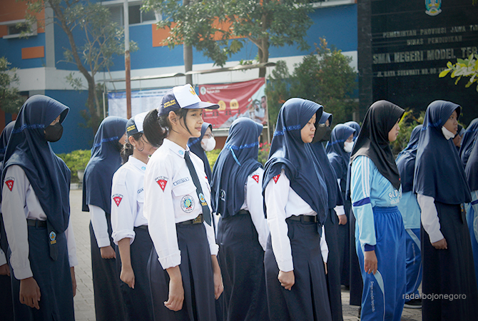MASUK SEKOLAH: Siswa menjalani hari pertama sekolah kemarin pagi (18/7). MPLS diminta juga siswa dua tahun lalu yang daring. (M. IRVAN RAMADHAN/RDR.BJN)