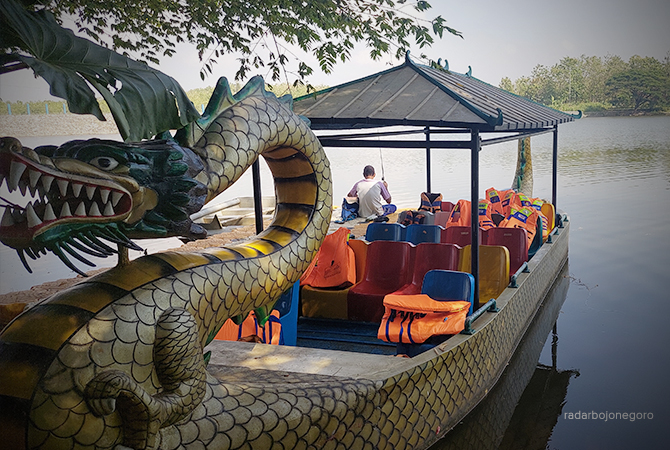 MEMIKAT WISATA: Bendungan Tempuran ramai pengunjung tiap akhir pekan. (Lukman Hakim/RDR.BLORA)