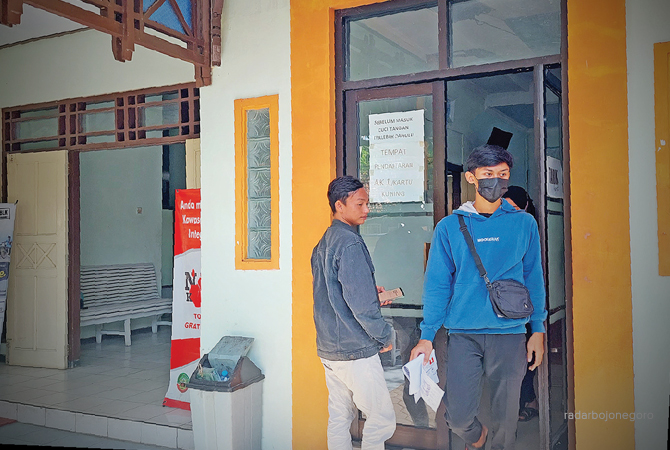 TENAGA KERJA: Beberapa pemuda membuat kartu pencari kerja di Dinperinaker Blora, sebagai syarat melamar pekerjaan. (Lukman Hkim/RDR.BJN)