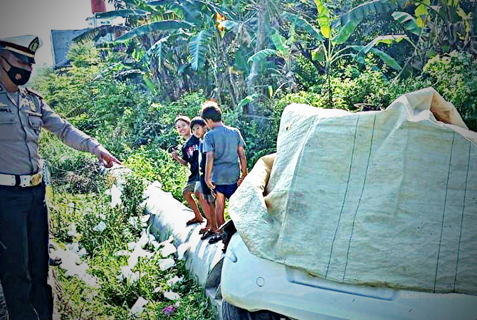 RINGSEK: Mobil putih dengan dua penumpang usai tertabrak dan terseret KA hingga 10 meter di perlintasan tanpa palang pintu di Desa Sumurgenuk, Babat. (Istimewa/RDR.LMG)