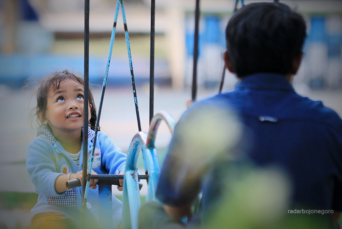 JADI ALTERNATIF: Wahana permainan di Alun-Alun Lamongan cukup ramai saat akhir pekan. (ANJAR DWI PRADIPTA/RDR.LMG)