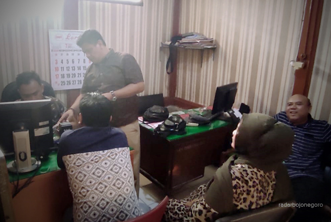 LAPOR POLISI: Korban melaporkan pelaku penipuan pekerjaan di Mapolsek Cepu. Laporan terkait dugaan iming-iming kerja di sektor migas. (Istimewa For RDR.BLORA)