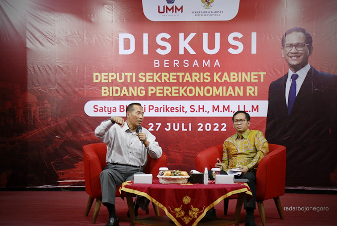 CETAK GENERASI TERBAIK: Rektor UMM dan Deputi Sekretaris Kabinet Bidang Perekenomian RI berkomitmen mencetak generasi terbaik menyongsong Indonesia emas 2045. (Istimewa For RDR.BJN)