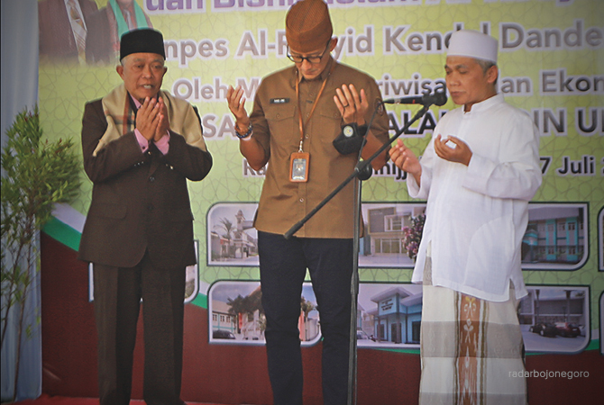 DUKUNG: Menparekraf Sandiaga Uno berdoa sebelum meletakkan batu pertama agar mendapat rido dari Allah SWT. (M. Irvan Ramadhon/RDR.BJN)