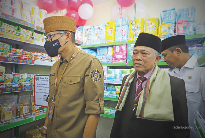KUNJUNGAN: Menparekraf Sandiaga Uno didampingi pimpinan Ponpes Al-Rosyid dan Wabup melihat dan memilih produk dijual di La-Royba Mart. (M. Irvan Ramadhon/RDR.BJN)