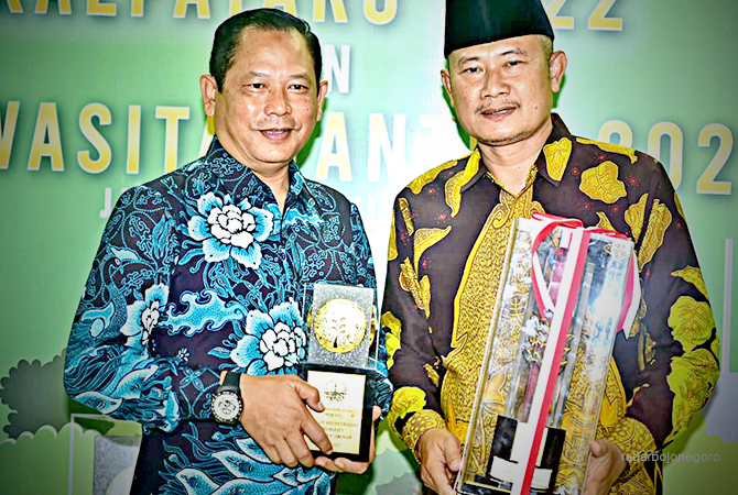 MEMBANGGAKAN: Bupati Lamongan Yuhronur Efendi bersama Ketua DPRD Lamongan Abdul Ghofur saat menerima penghargaan Green Leadership 2021. (DOKUMENTASI PROKOPIMKAB LAMONGAN)