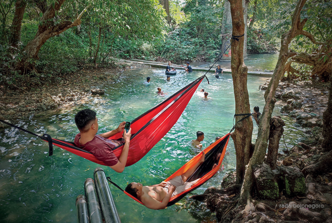 BERKEMAH: Pengunjung bersantai dengan membawa hammock di Wisata Air Grogolan. (M. Arif Yanto/RDR.BJN)