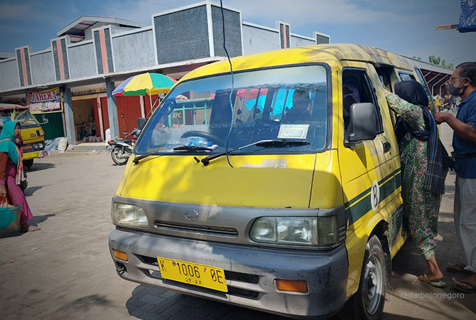 NGETEM: Angkutan umum sedang ngetem di Pasar Sido Makmur, untuk menunggu penumpang. (Lukman Hakim/RDR.Blora)
