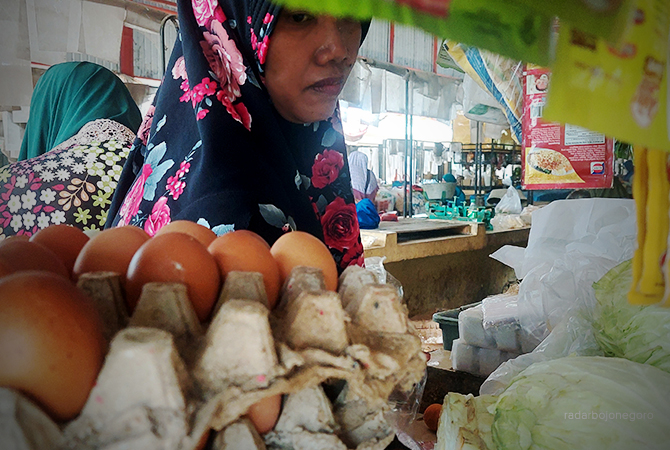 PERLU DISTABILKAN: Akvitias penjualan telur di Pasar Sido Makmur. Harga telur di pasaran tembus Rp 31.000. (Lukman Hakim/RDR.Blora)