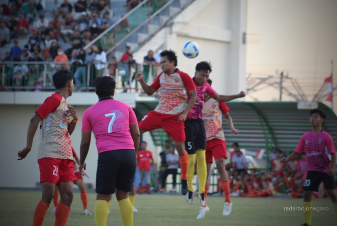 JADI HIBURAN: Para penonton tampak ramai menonton pertandingan sepak bola Gayam Cup. Laga ini diikuti 15 klub lokal di Bojonegoro.  (IRVAN RAMADHAN/RDR.BJN)