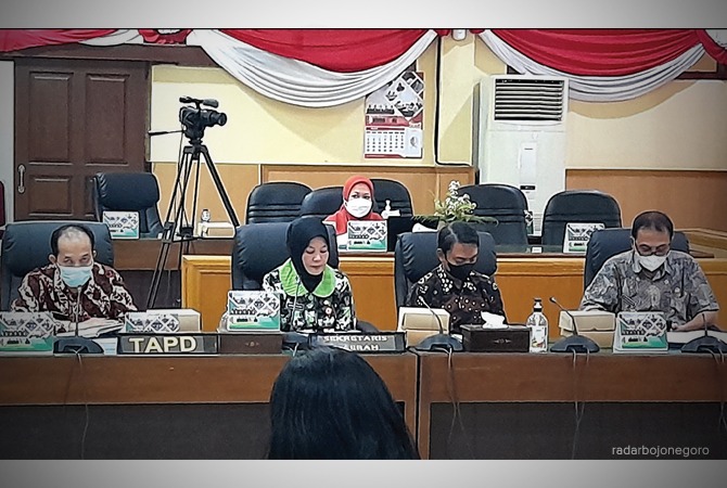 PARIPURNA: Tim anggaran pemkab saat menyampaikan pendapatan. (BHAGAS DANI PURWOKO/RDR.BJN)
