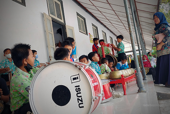 KOLABORASI : Siswa Siswi SDN Tempelan Tengah Berlatih Kesenian Musik Jawa di Padu dengan Drumband. (Lukman Hakim/RDR.BJN)