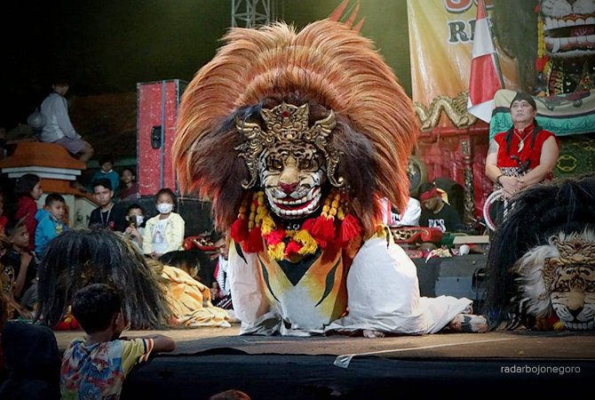 MENGHIBUR: Salah satu kelompok barongan pentas saat acara Pemkab Blora. Barongan jadi identitas karena setiap desa memiliki seni ini. (Lukman Hakim/RDR.BJN)