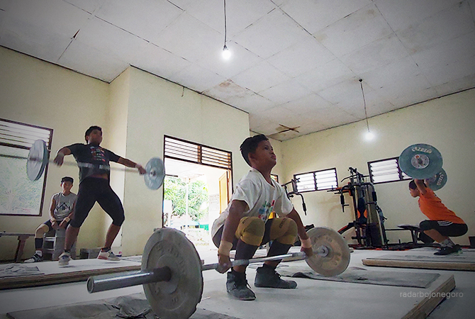 CABOR ANDALAN: Para atlet akademi angkat besi Blora. Dengan peralatan seadanya para atlet gigih berlatih dengan serius. Pembinaan dan regenerasi terus berjalan. (Lukman Hakim/RDR.Blora)