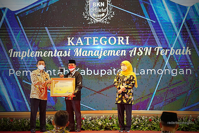 MEMBANGGAKAN: Sekretaris Daerah Kabupaten Lamongan Moh. Nalikan menerima secara simbolik penghargaan BKN award 2022. (ISTIMEWA/RDR.LMG)