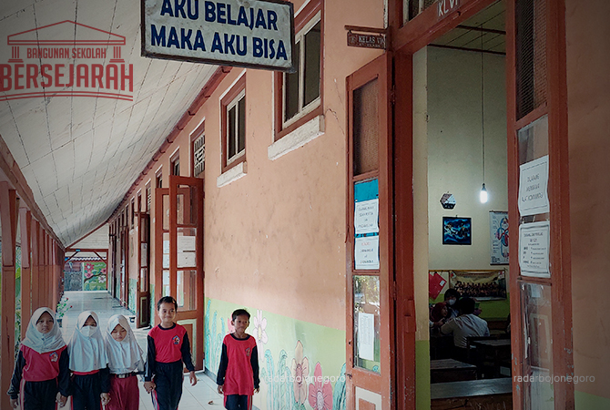 BANGUNAN KUNO: Ruang kelas SDN 3 Cepu ini masih asli. Ruangan tinggi dengan atap kayu jati. Terdapat pintu besar dengan jendela. (Lukman Hakim/RDR.Blora)