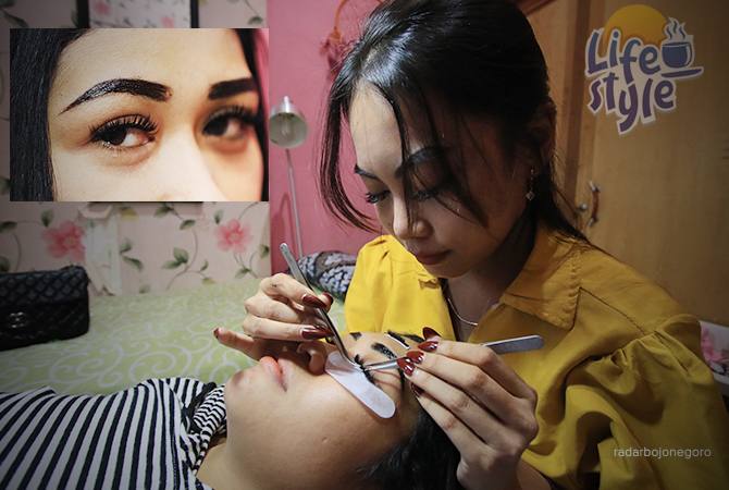 HARUS TELATEN: Proses pemasangan eyelash di salah satu salon di Lamongan. (ANJAR DWI PRADIPTA/RDR.LMG)