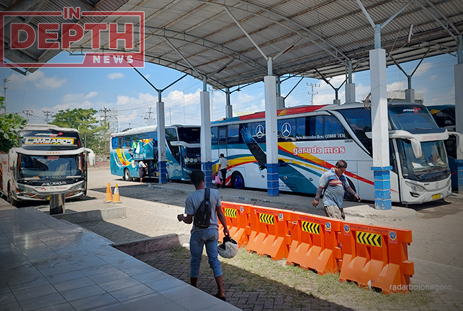 DOMINAN: Bus-bus besar menuju Jakarta di Terminal Cepu. Sehari ada 60 bus menuju Jakarta. (Lukamn Hakim/RDR.Blora)