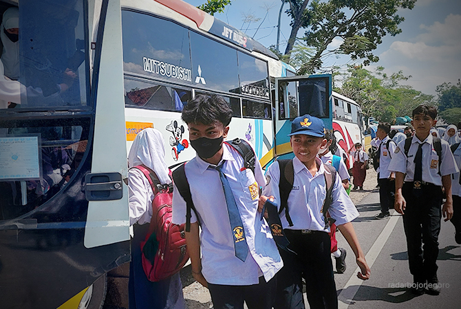 TEKAN LAKA: Siswa SMP naik transportasi umum untuk berangkat dan pulang sekolah. Sebagai langkah untuk menekan kecelakaan di jalan. (Lukman Hakim/RDR.Blora)