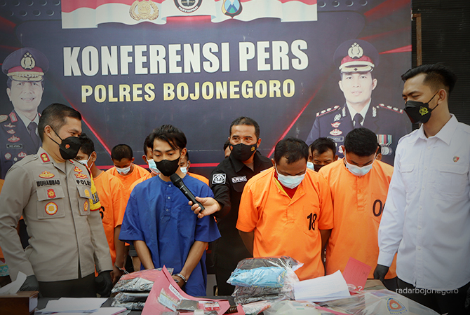 MALU: Tersangka hanya tertunduk saat dihadapkan Kapolres AKBP Muhammad di mapolres. (M. IRVAN RAMADHAN/RDR.BJN)