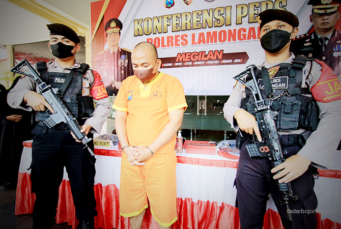 TERANCAM HUKUMAN BERAT: Edi Saputra, 36, warga Kelurahan Kalijudan, Kecamatan Mulyorejo, Surabaya saat diamankan di Mapolres Lamongan kemarin (22/8). (ANJAR DWI PRADIPTA/RDR.LMG)
