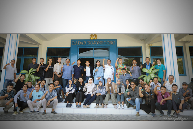 KOMPAK: Jajaran Direksi Jawa Pos bersama karyawan Radar Bojonegoro. (Nabil Soraya/RDR.BJN)