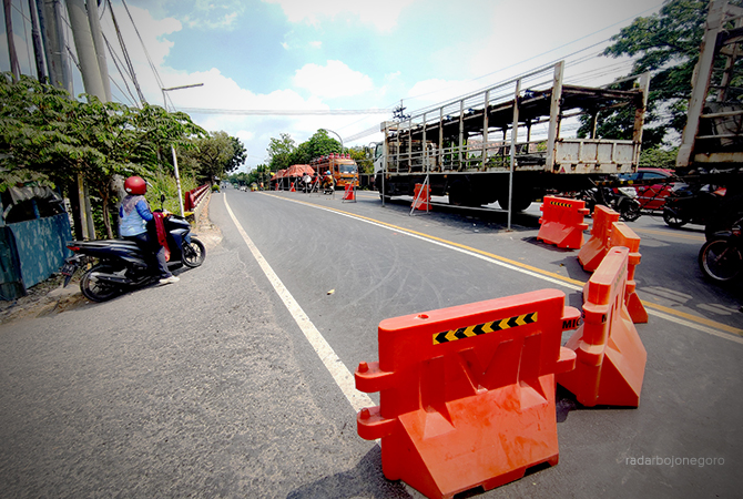 BAKAL DIBONGKAR: Petugas siap melakukan pembongkaran sisi selatan Jembatan Ngaglik I minggu ini. (ANJAR DWI PRADIPTA/RDR.LMG) 