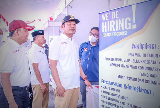 BERI KESEMPATAN PARA PENCARI KERJA: Bupati Lamongan Yuhronur Efendi didampingi Dinas Tenaga Kerja Agus Cahyono melihat papan pengumuman di salah satu stan Lamongan Job Fair Expo Ketenagakerjaan 2022 yang membutuhkan tenaga produksi. (PROKOPIM FOR RDR.LMG)