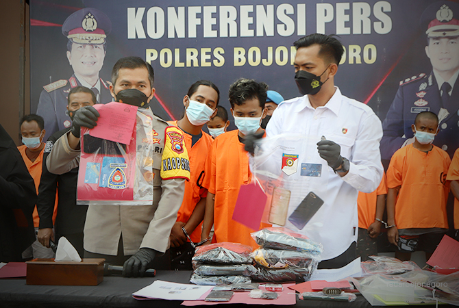 MENDEKAM DI TAHANAN: Kapolres melihatkan barang bukti judi online. Dua tersangka (tengah) judi togel online dan slot pragmatic play. (IRVAN RAMADAN/RDR.BJN)