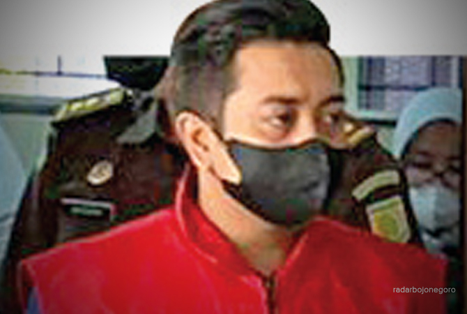 JALANI SIDANG: Kades Kapas Adi Saiful Alim saat ini mendekam di tahanan. Terdakwa dugaan korupsi APBDes ini diberhentikan sementara. (BHAGAS DANI PURWOKO/RDR.BJN)