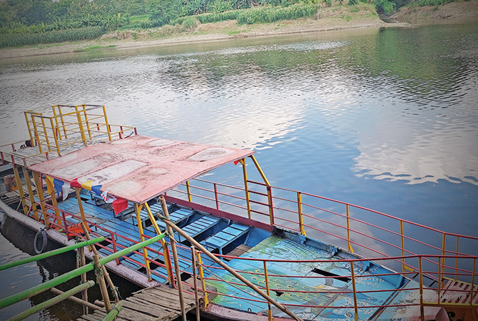 DIKONSEP PESIAR: Perahu dimodifikasi seakan kapal pesiar melintas Bengawan Solo. Foto bawah, tampak pengunjung riang di atas dek perahu bengawan. (Lukman Hakim/RDR.Blora)