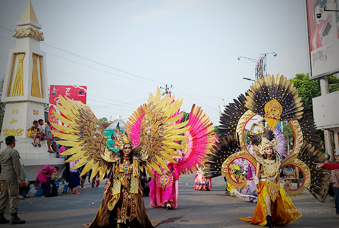PAWAI BUDAYA: Peserta karnaval saat melintas di salah satu tugu di Cepu kemarin (22/8). (Lukman Hakim/RDR.Blora)