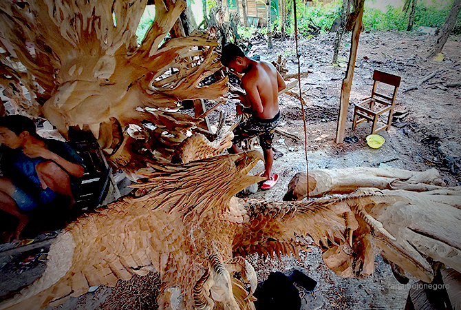 REMBUKAN: Kerajinan kayu di Desa Tempellemahbang, Kecamatan Jepon, Blora, ini cukup banyak. Kerajinan kayu di Blora kini menjadi komoditas ekspor. (LUKMAN HAKIM/RDR.BLORA)