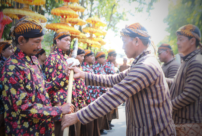 HAUL TOKOH: Proses awal kirab tujuh pusaka Ki Andongsari di Kelurahan Ledok Kulon kemarin (1/8). Kirab ini berbalut budaya dengan keramain warga. (M. IRVAN RAMADHAN/RDR.BJN)