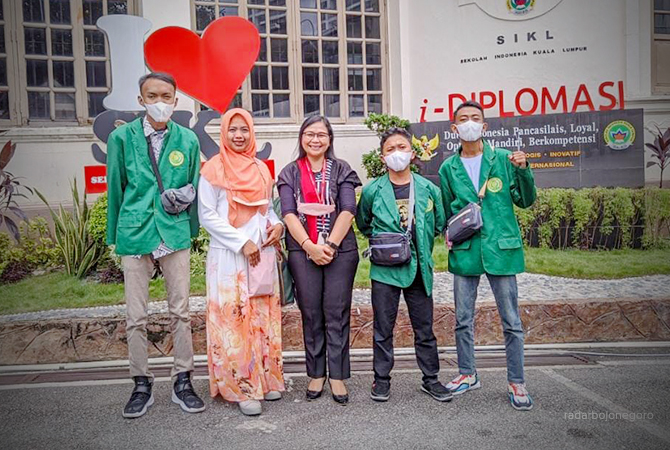 BERI WARNA BARU: Tahun ini Institut  Teknologi dan Bisnis Ahmad Dahlan Lamongan mendelegasikan tiga mahasiswanya melakukan KKN di Malaysia. (ISTIMEWA/RDR.LMG)