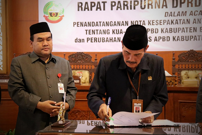 SEPAKAT: DPRD dan Bupati Blora menandatangani  Nota KUA-PPAS APBD Tahun Anggaran 2023 dan Perubahan KUA-PPAS APBD Anggaran 2022. (Istimewa For RDR. BLORA)