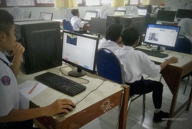 BENAHI: Siswa SMP mendapatkan sosialisasi simulasi ANBK gelombang pertama. (Lukman Hakim/RDR.Blora)