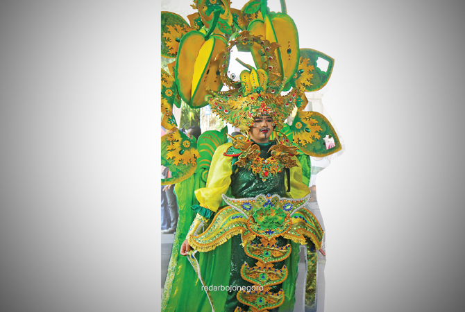 MEMUKAU: Siswa dan guru MAN 1 Bojonegoro menampilkan Meliwis Putih, penari, hingga pemusik. Kekompakan itu berhasil menjadi juara. (Istimewa For RDR.BJN)