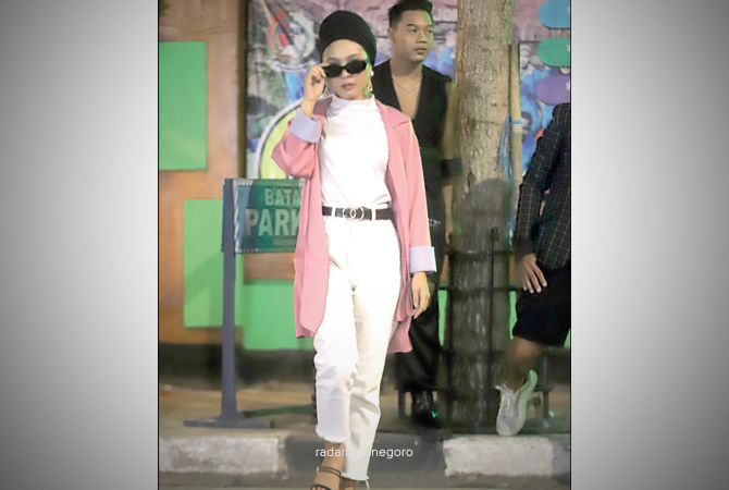 WADAH EKSPRESI: Salah satu model sedang tampil di Mastrip Fashion Week Sabtu (6/8) malam. Momen itu sebagai wadah ekspresi peragaan busana. (Nabil Soraya/ RDR.BJN)