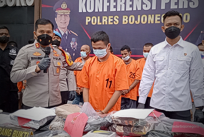 KASUS PENTING: Tersangka (tengah) usai ditangkap. Kapolres AKBP Muhammad (kiri) saat membeber tersangka dan barang bukti. (Dokumentasi RDR.BJN)