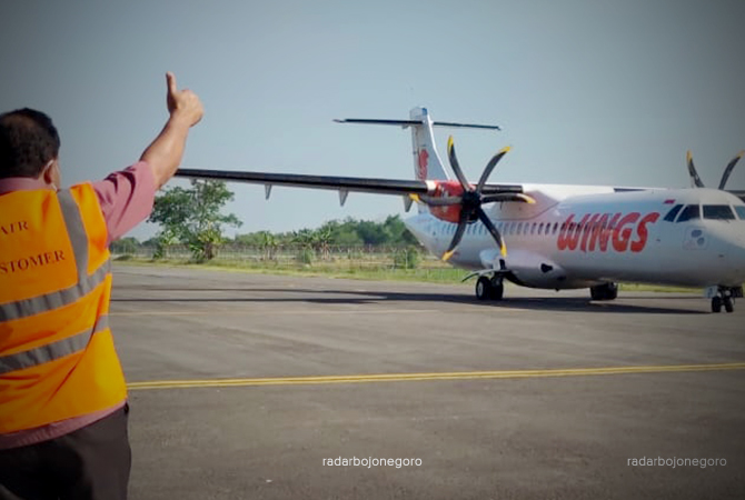 MENDARAT: Petugas mengacungkan jempol saat pesawat Wings Air di Bandara Ngloram, Cepu. (Dokumentasi RDR.Blora)