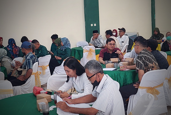 BANTUAN POLITIK: Perwakilan parpol saat pengarahan penggunaan banpol. BPK Jateng hadir di Blora. (Lukman Hakim/RDR.Blora)